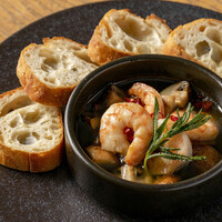 ハーブ海老とブラウンマッシュルームのアヒージョ