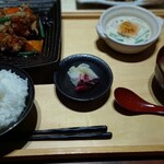 Gokoku - 鶏肉の黒酢和え定食。