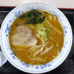 スカイラウンジ - 赤味噌ラーメン（900円）