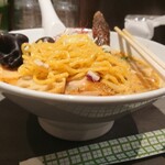 ラーメン 点と線. - 黄色い縮れ麺だけど。ごぼうの揚げたウーマは箸の先に見える