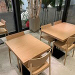 Salmon atelier Hus - テーブル席①