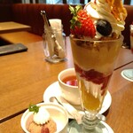 グラッシェル 札幌ステラプレイス店 - ジャージーミルク＆キャラメル ¥1,210＋ドリンクセットでホットティー。白い小鉢は誕生月のアイスプレゼントです。