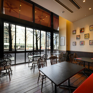 Open table seats with glass windows! You can enjoy the scenery◎