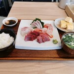 ごはんや 飯すけ - 刺し身３種盛り定食