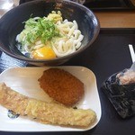 Tsurumaru Udon - かま玉うどん、ちくわ天、クロッケ、鮭おにぎり