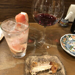 一十 - グレープフルーツ酎ハイにブルゴーニュの赤ワインボトルで