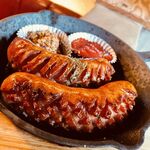 ワイン食堂コモン - 極太ソーセージの鉄板焼き