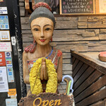 バーンタイ - お店の前にはサワディー人形と呼ばれるタイの挨拶(ワイ)をする木彫りのお姉さんがお出迎え。