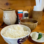 Hisamoto - ご飯は炊きたてほっかほか、豆腐となめこに三つ葉のお味噌汁は熱々、そしてお母さんお手製のお漬物が旨い！