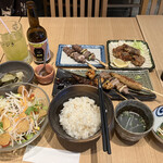 Yakitori Hibiki Am Bekkan - 東松山名物特撰かしら、五本盛り、彩の国黒豚バラ軟骨の唐揚げ、ひびきサラダ、乳酸発酵しゃくしな漬け、ごはん、さっぱり鶏スープ、やきトンびーる、狭山茶、お通し