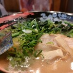 てっぺん - 豚骨ラーメン¥810＋レン草¥100　zoom！