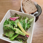 slow dining a.RISE - セットのサラダとパンが先に提供されます。
