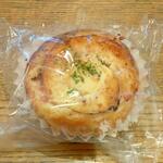 金曜日だけのパン屋さん grain de ble - オニオンベーコン (税抜)200円 (2023.04.14)