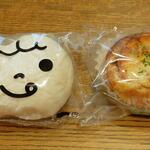 金曜日だけのパン屋さん grain de ble - ハイジの白パン(税抜)180円 と オニオンベーコン (税抜)200円 (2023.04.14)