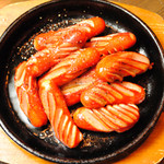 くりのすけ - 常連様の一番人気！赤ウインナー焼き。とりあえず、ビールと共に、、