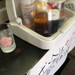 かせ食堂 - たまたま調味料入れが隣りにあったんで