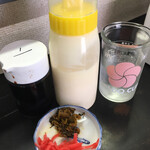 かせ食堂 - 味変になったマヨと無料お惣菜 お冷は？