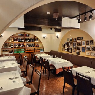 全席，餐桌在能感受到義大利風情的空間裡悠閒地用餐