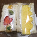 Karin fruits sand - 袋に入ったままのサンドイッチたち