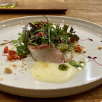 Sare - 가고시마산 방어 마리네이드
                      쇼난 골드와 새 양파의 하얀 소스의 상큼함이 방어의 기름을 감싸고 있습니다.
                      피부의 핑크색과 투명한 흰살, 그리고 장식된 허브 샐러드의 초록색이 아름다운 대비를 이루고 있습니다♪