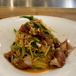 Sare - 호타루이카와 미나리의 타야린
                      호타루이카를 앤초비 퓨메와 페이스트로 만들어, 삶은 타야린과 섞어 호타루이카의 풍미가 더욱 강해졌습니다.
                      미나리의 쌉싸름함과 호타루이카의 풍미가 잘 어우러집니다!