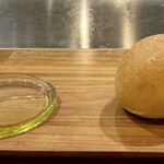 Sare - 수제 빵은 화이트 아스파라거스 요리와 함께 제공됩니다♪
                      접시에 남은 파르미지아노와 온천 계란을 빵에 찍어 먹기 위해서입니다.
                      이게 정말 맛있습니다d(^_^o)