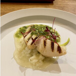 Sare - 이즈 시모다의 금눈돔 리조또
                      아오사의 초록색이 봄을 느끼게 합니다.
                      사용하는 쌀은 칼나롤리, 역시 리조또에는 칼나롤리가 잘 어울리죠.
                      간단하게 로스트한 금눈돔이 부드럽고 맛있습니다!