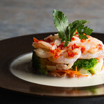 海老のサラダ仕立て　ブルーチーズソース