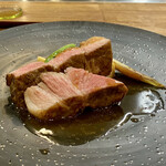 Sare - 행복한 돼지 로스트
                      Sare의 메인 요리라고 하면 행복한 돼지로 정해져 있습니다(웃음)
                      돼지고기의 풍미가 가득하고, 지방의 단맛도 일품입니다!
                      곁들임으로는 가마쿠라의 죽순, 무, 스냅 완두콩과 미ョ가를 구운 것입니다.