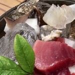 しんのすけ - さわら
      ひらすずき
      生とり貝
      生本まぐろ_中とろ