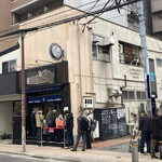 仙台中華そば 銘店嘉一 - お店外観（2023年4月撮影）。奥の別のお店の入口へ続く道を塞がないように、2mくらい間隔をあけます。