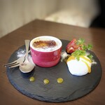 cafe&kitchen ひまわり - 料理写真:◆カタラーナ(500円）・・苺や生クリームが添えられ華やか。