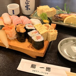 用在市场上严格挑选的新鲜食材和考究的饭团编织而成的寿司