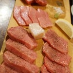 虎の穴 - 【2013.7.25】タン元のカット違い食べ比べ