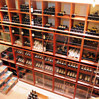 併設のワインショップからどれでもお好きなワインを持込可能！