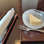福松荘 - お出迎えのチーズケーキ