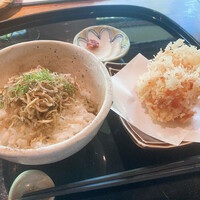 紗羅餐 本店 - ちりめん山椒ごはん（大盛）と桜海老のかき揚げ（小）