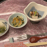 Echigo Heiya To Yahiko Renzan Ichibou No Yado Hoho - 最初から並んでました。湯葉刺、のっぺ、菜の花にしん、ご飯用のお漬物。フグ鍋、陶板焼き、鮑も配膳済み。