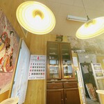 自家製麺 伊藤 - どことなくカフェ風の照明。