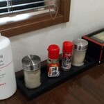 金丸本店 - 小上がりテーブル席上の調味料他達
