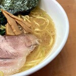 横浜ラーメン あばん - 豚骨と鶏のバランスが良く旨味のあるスープ。