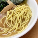 横浜ラーメン あばん - コシと弾力のある中太麺。