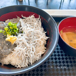 田子の浦港 漁協食堂 - お味噌汁にもいい出汁がでてます