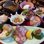 粟 - 【2013年７月来店時撮影】まずは、野菜をふんだんに使った前菜盛り合わせが籠でやってきます