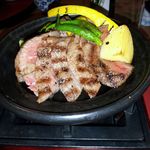 粟 - 【2013年７月来店時撮影】メインディッシュは、大和牛のリブロースステーキ。レアで焼き上げられたものが、鉄板に乗せられ運ばれます。