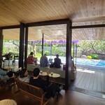 スターバックス・コーヒー - 店内の椅子も庭に向いている