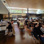 スターバックス・コーヒー - 天井高く、高い位置に窓もあり開放感たっぷり