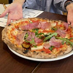 PIZZERIA PEGASO - カプリチョーザ。タケノコがマッチしてて美味しかったー