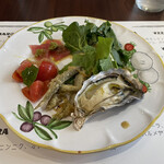 PIZZERIA PEGASO - ランチ前菜にこの大きな牡蠣！前菜から本格的でした