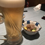 Ichino tori - 生ビールとお通しの胡瓜と蒟蒻のピリ辛和え